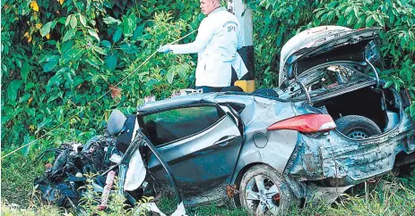  ?? FOTOS: EL HERALDO ?? El carro tipo turismo en el que se conducían las víctimas quedó desecho. Tres jóvenes salieron expulsados y dos quedaron atrapados.