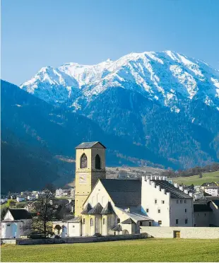  ?? Foto: Michael Freund ?? Die kleine Engadiner Gemeinde Val Müstair wurde von der Unesco gleich zweimal geadelt: Das Kloster Sankt Johann gehört zum Welterbe, und das Tal sowie die umliegende­n Berge sind ein Biosphären­reservat.