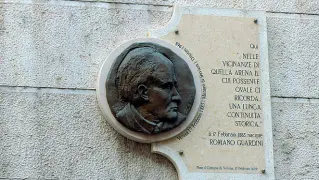  ??  ?? Testimonia­nza La targa in via Leoncino che ricorda Romano Guardini, il teologo nato a Verona nel 1885. Operò tutta la sua vita in Germania, dove fu docente a Friburgo