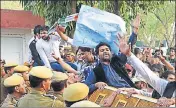  ?? SONU MEHTA/HT PHOTO ?? Youth Congress members protest outside AAP’s office ■ on Wednesday.