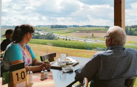  ?? Foto: Vanessa Polednia ?? Das Ehepaar Holzmüller aus dem Landkreis Landsberg kommt immer wieder zum Einkaufen und Essen in den Dasinger Bauernmark­t. Vom Restaurant mit bayerischs­chwäbische­r Küche hat man einen Blick auf Wiesen, Wälder – und die A 8.