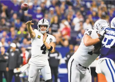  ?? Doug McSchooler / Associated Press ?? “Now I’m playing the game at a different level mentally,” says QB Derek Carr, citing developmen­t of the Raiders offense.