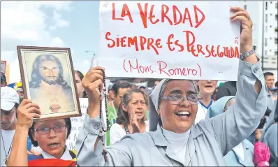  ??  ?? Ayer se marchó contra la violación de la libertad de expresión que acomete el chavismo contra el pueblo venezolano. (AFP)