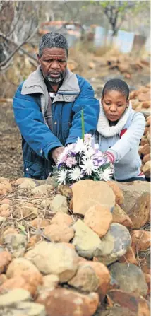  ?? Picture: JACKIE CLAUSEN ?? STILL HURTING: Richard Qwabe and his daughter Tile at the grave of his elder daughter, ‘Sdo‘ Thokozani Qwabe