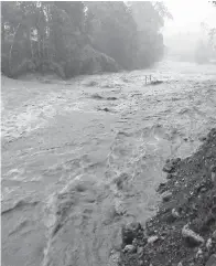  ??  ?? BEGINILAH keadaan banjir lumpur di Sungai Liwagu sekitar jam 4.15 petang Ahad.