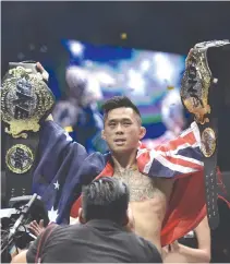  ??  ?? AUSTRALIAN Martin “The Situ-Asian” Nguyen captured his second world division title after beating Filipino Eduard “Landslide” Folayang in the ONE Championsh­ip’s first-ever crossover fight last Friday here in Manila.