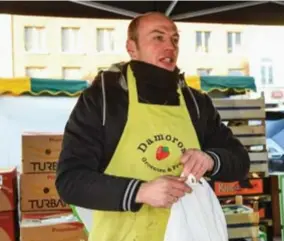  ?? FOTO GREGORY VAN GANSEN ?? Tom Mestdagh: “Een minder vervuilend marktkraam, dat ik tweedehand­s kocht, heeft me 35.000 euro gekost.”