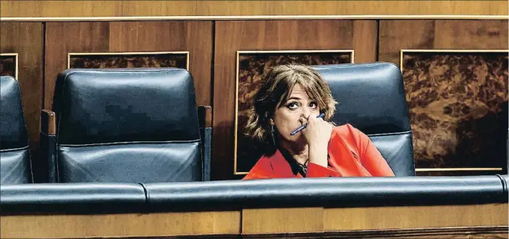  ??  ?? La ministra de Justicia, Dolores Delgado, afrontó ayer otra vez una dura ofensiva del PP y de Ciudadanos en el Congreso, pero aseguró que no dimitirá