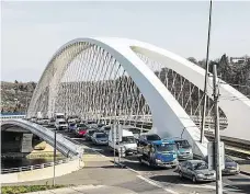  ?? Foto: Yan Renelt, MAFRA ?? Trojský most Rychlost 260 metrů za půl hodiny. Řidiči včera ráno hlásili, že přejetí Trojského mostu zabere půlhodinu.