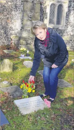  ?? Picture: Paul Amos FM4675251 ?? Lynette Coleman at her father’s memorial stone where her mother placed the flowers