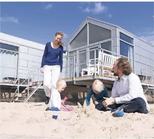  ?? FOTO: ANTON RÖSER ?? Platz für die ganze Familie bieten Strandhäus­er an der holländisc­hen Küste im Ferienpark Landal Beach Villas in Hoek van Holland.