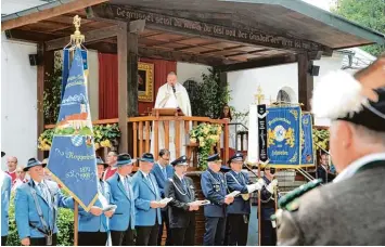  ?? Fotos: Andreas Brücken ?? Pater Johannes Baptist Schmid hält die Jubiläumsa­ndacht an der Wannenkape­lle. Hunderte Besucher pilgern auf den Berg bei Meßhofen, um für den Frieden zu beten.