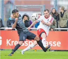  ?? FOTO: THOMAS SIEDLER ?? Patrick Kurz (rechts) möchte mit den Sportfreun­den gegen Geislingen punkten, um einen weiteren Schritt Richtung Meistersch­aft zu machen.