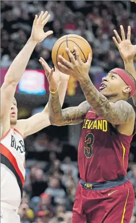  ?? FOTO: AP ?? Isaiah Thomas se levanta ante Pat Connaughto­n. El base debutó con 17 puntos