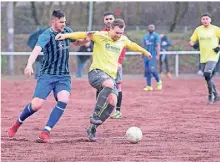  ?? FOTO: TANJA PICKARTZ ?? Der Hamborner Michel Domjahn (rechts) setzt sich hier gegen Dino Saric von Viktoria Wehofen durch.