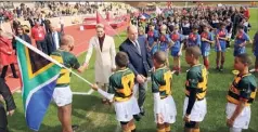  ?? (Photo Cyril Dodergny) ?? Le couple princier salue les jeunes joueurs avant le match. Les Monégasque­s se sont inclinés face aux Sudafricai­ns -.