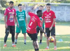  ??  ?? AGRADECIDO. Vargas dice que Rolin Peña ha sido clave en el éxito del Marathón.