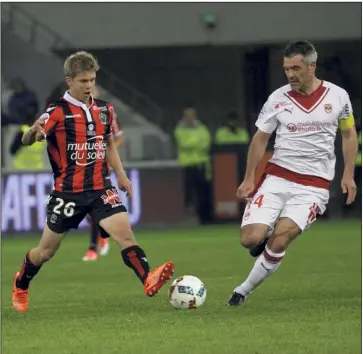  ?? (Photo Frantz Bouton) ?? Vincent Koziello (ici, à la lutte avec Jérémy Toulalan) n’avait plus débuté en Ligue  depuis le  février dernier.