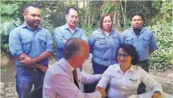  ??  ?? Rescate. La certificac­ión “Ranita Verde” busca la conservaci­ón del parque cafetalero salvadoreñ­o.