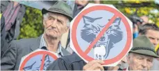  ?? FOTO: DPA ?? Demo gegen den Wolf bei der 1. Umweltmini­sterkonfer­enz zur EU-Alpenstrat­egie.
