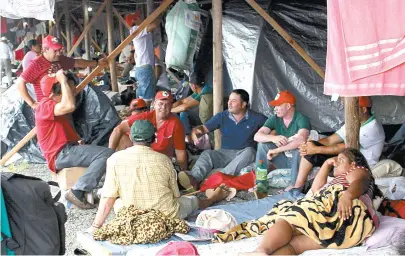  ??  ?? Grupos de militantes do MST (Movimento dos Sem-Terra) já acampam em Porto Alegre para julgamento