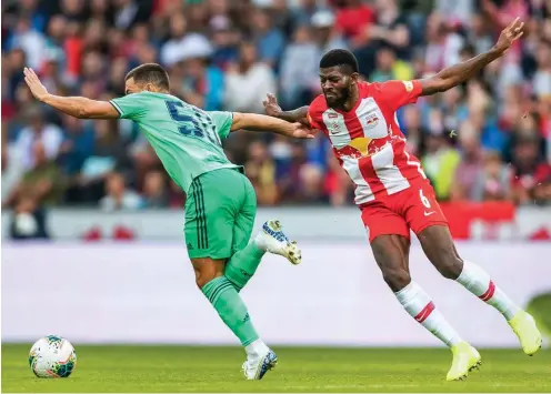  ?? Foto: imago images/Jürgen Feichter ?? Einen Vorgeschma­ck auf die Champions League bekam Salzburg um Jerome Onguene (r.) im Testspiel gegen Real Madrid mit Eden Hazard.