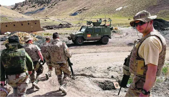  ?? EFE ?? Soldados españoles durante una visita a una mina en Herat (Afganistán)