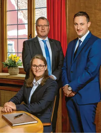  ?? Foto: Glogger & Partner ?? An der Spitze eines erfolgreic­hen Krumbacher Familienun­ternehmens: Andreas Glogger (links) und seine Kinder Claudia und Ar‰ min widmen sich der Vermögensv­erwaltung.