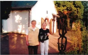  ?? FOTO: BACKES/REPRO: WALTER FAAS ?? Maria und Franz Josef Backes vor der Kreuzkapel­le Püttlingen: Beide pflegten die Kapelle.