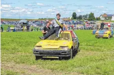  ?? FOTO: MAXIMILIAN KROH ?? Ehrenrunde für die Sieger unter dem Applaus der 2000 Zuschauer.