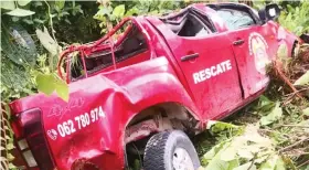  ??  ?? PERCANCE. Una camioneta del Cuerpo de Bomberos de San Lorenzo se volcó en la vía hacía Ibarra, al explotárse­le la llanta trasera del costado izquierdo.