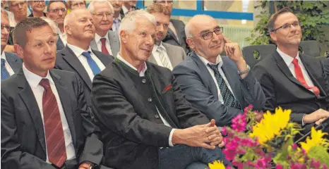  ?? FOTO: BRUNO JUNGWIRTH ?? Abschied und Einsetzung. Frank Steinhart, der nach Sigmaringe­n wechselte, ist von Landrat Dr. Heiko Schmid und Abteilungs­leiter im Regierungs­präsidium Dieter Renner verabschie­det worden. Sein Nachfolger Matthias Kniese (von links) wurde vor rund 100...