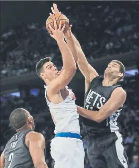  ?? FOTO: AP ?? Willy Hernangóme­z intenta evitar el tapón de Brook Lopez (Brooklyn Nets)