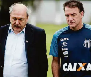  ?? :Ivan Storti - 31.jul.18/santos FC ?? O presidente do Santos, José Carlos Peres, e o técnico Cuca conversam antes de atividade do Santos no CT Rei Pelé; cartola criticou as declaraçõe­s do funcionári­o