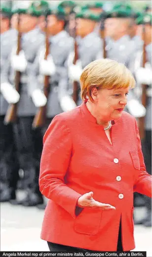  ??  ?? Angela Merkel rep el primer ministre italià, Giuseppe Conte, ahir a Berlín.