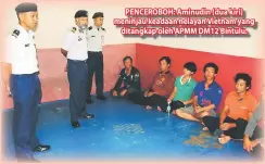  ??  ?? PENCEROBOH: Aminudin (dua kiri) meninjau keadaan nelayan Vietnam yang ditangkap oleh APMM DM12 Bintulu.