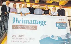  ?? FOTO: MARK HILDEBRAND­T ?? Das Festkommit­ee und der Hauptspons­or der Heimattage Argental, Andreas Grieger, freuen sich aufs Jubiläumsj­ahr.