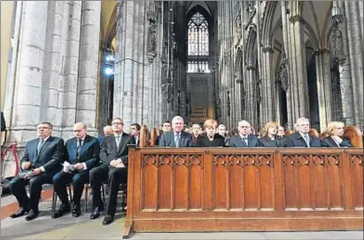  ?? GETTY IMAGES ?? Jorge Fernández Díaz (segundo por la izquierda) y Angela Merkel, en el banco de autoridade­s