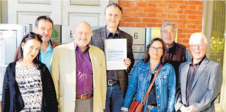  ?? FOTO: DIRK AUGUSTIN ?? Sieben Vertreter der Bürgerinit­iative Eichwald treffen sich am Dienstagmo­rgen vor der Stadtverwa­ltung, um die Listen mit 2699 Unterschri­ften des Bürgerbege­hrens gegen die geplante Therme einzureich­en (von links): Alisa Kirejeva, Andi Jansen, Klaus...