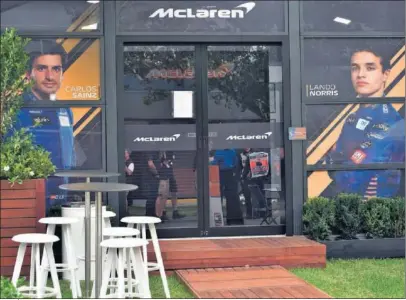  ??  ?? El ‘motorhome’ de McLaren de Melbourne estuvo cerrado desde el jueves por la infección de un miembro.