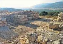  ?? CHRISTIAN SCIENCE MONITOR / GETTY ?? Les ruïnes de Khirbet Qeiyafa davant la vall d’Ela