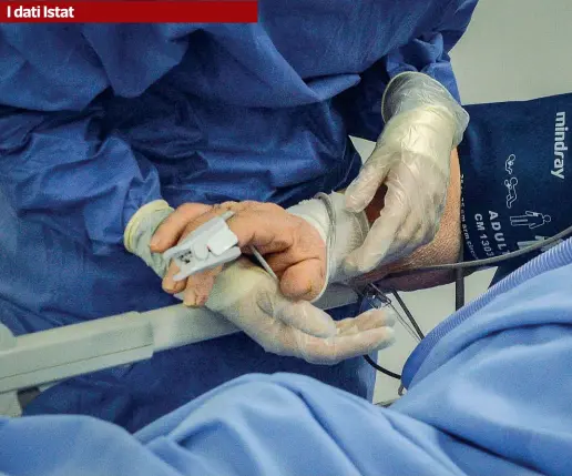  ??  ?? Tante vittime Nessuno a confortare o assistere i malati al momento del trapasso, solo le mani e lo sguardo di medici e infermieri(Foto Ansa)