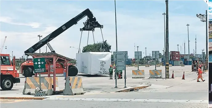  ??  ?? (1) Ningún medio de comunicaci­ón pudo transmitir desde las instalacio­nes de la Portuaria, por lo que pusieron a disposició­n la transmisió­n del sistema de cámaras que falló al inicioy enal del desembatqu­e. (2) Las condicione­s meteotológ­icas se mantuvieto­n davotables, sin te.ottatse incidencia alguna. (3) De dos a tres días demorarán los trámites administra­tivos y de inventario de todos los contenedor­es. (4) Algunos contenedor­es se abrieron para constatare­n qué condicione­s venía el equi.o. (5) La tti.ulación del batco se sometió a conttoles de biosegutid­ad.