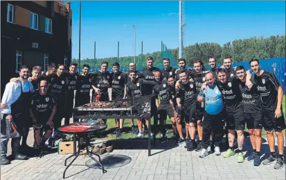  ?? FOTO: EFE ?? Los jugadores de la selección uruguaya degustaron un asado en Nizhny el día después del agónico triunfo ante Egipto