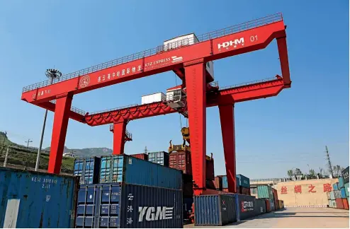  ??  ?? El 19 de mayo de 2014 comenzó la construcci­ón de la terminal de contenedor­es de Lianyungan­g China-Kazakhstan Internatio­nal Logistics Co., Ltd., que entró en funcionami­ento y empezó a generar beneficios un año después.