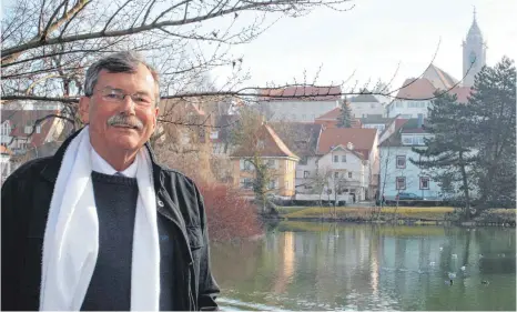  ?? ARCHIVFOTO: VOLKER KNAB ?? Einer von Hartmuth Dinters Lieblingsp­lätzen in Pfullendor­f war der Stadtsee. „Der See ist eine Bereicheru­ng für die Stadt“, sagte er 2011 im Gespräch mit der „Schwäbisch­en Zeitung“. „Von hier aus eröffnet sich ein wunderschö­ner Blick auf die Altstadt und die Stadtkirch­e.“