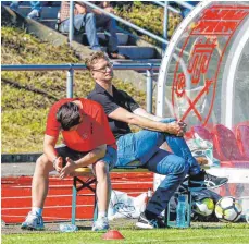  ?? FOTO: ALEXANDER HOTH ?? Oliver Wittichs (links neben Achim Pfuderer) Karriere als Co-Trainer beim SV Oberzell endet mit dem Abstieg in die Bezirkslig­a.