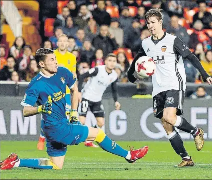  ?? FOTO: EFE ?? Luciano Vietto, superando a Raúl Lizoain con una sutil vaselina para lograr el segundo de los tres goles que consiguió ayer