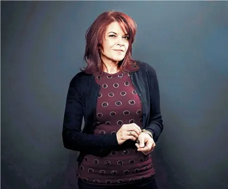  ??  ?? Rosanne Cash tourt zurzeit durch Europa. Mit Ehemann John Leventhal spielt sie vornehmlic­h Lieder aus ihrem im
Vorjahr erschienen­en Blue-Note-Debüt „The River & The Thread“. Am Montag gastiert sie in Wien.