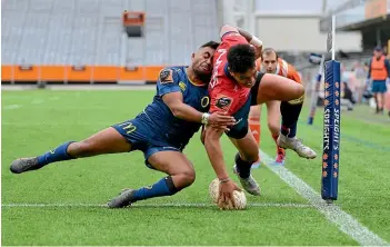  ??  ?? Tasman wing Tima Faingaanuk­u dots down for a try against Otago.